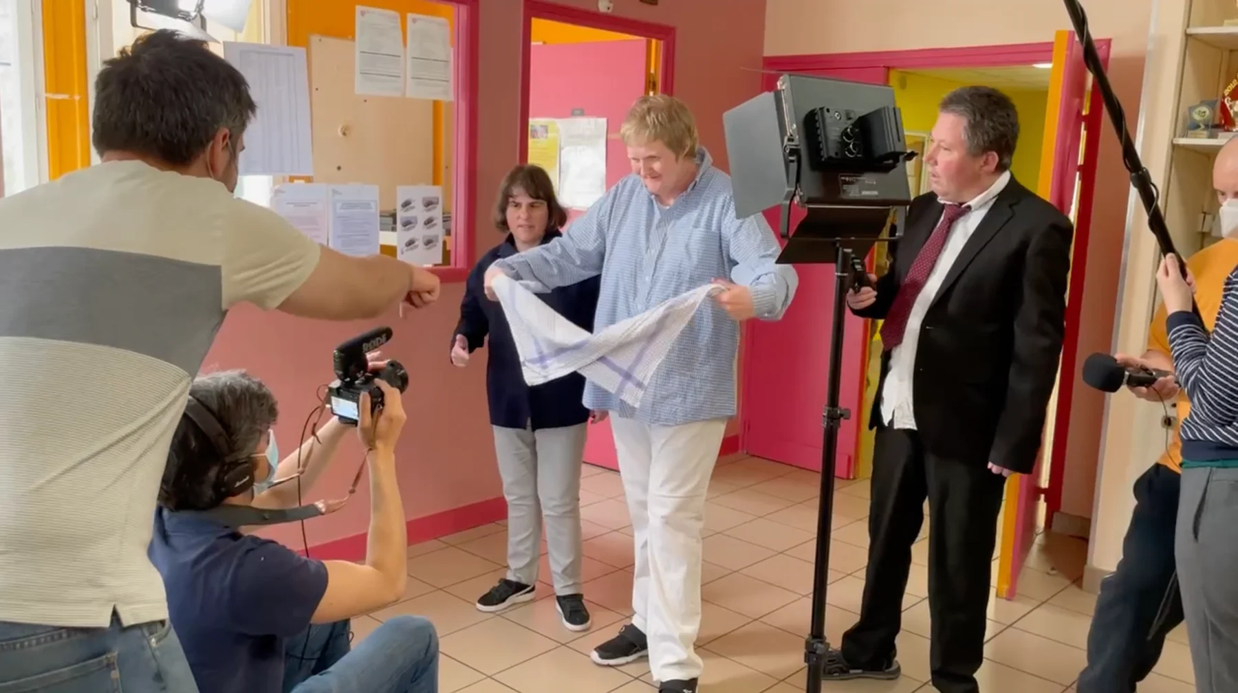 Tournage BaKa dans une structure médico-sociale avec caméra, lumière et micro